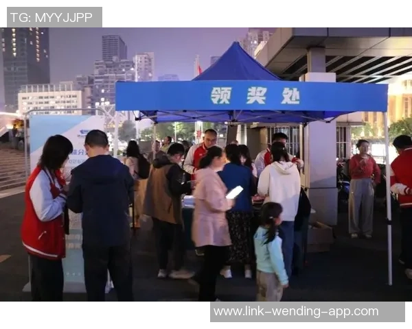 武汉业余足球赛热情高涨球迷欢聚一堂共庆足球盛宴