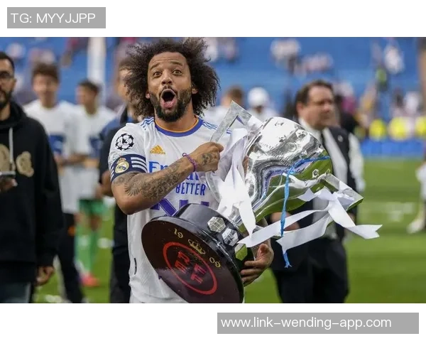 现役足球十大后卫的实力对比与战术分析探讨